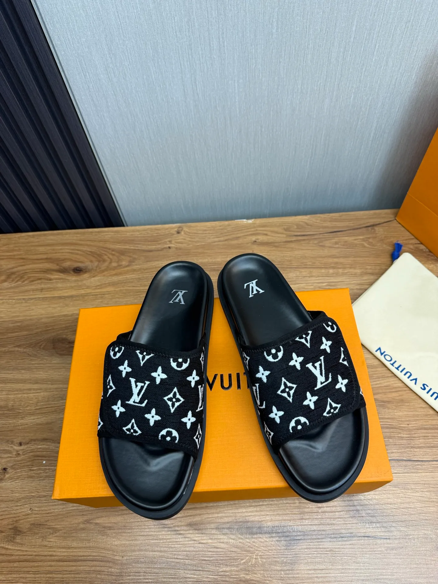 Men's shoes 💰340💰 ▪️LV's popular Little Red Book popular slippers hot sale: 1 shipment✅ Super textured and comfortable slippers, original TPU outsole. Authentic counter box drawer box packaging 🎁Size 38-45